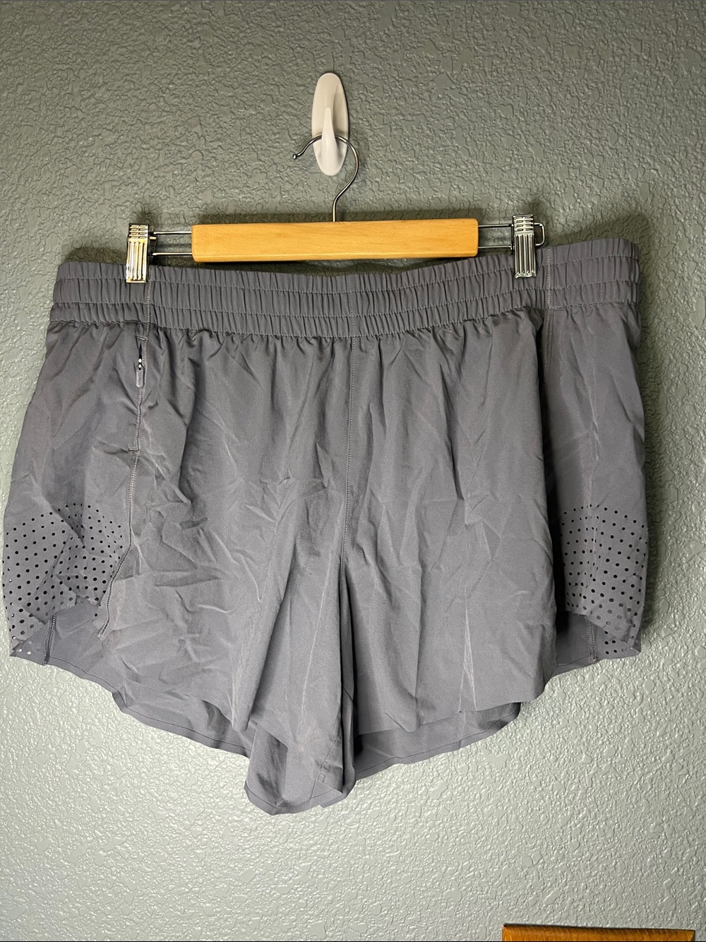Athleta 4” Mesh Racer Run Short Size XL Light Gray